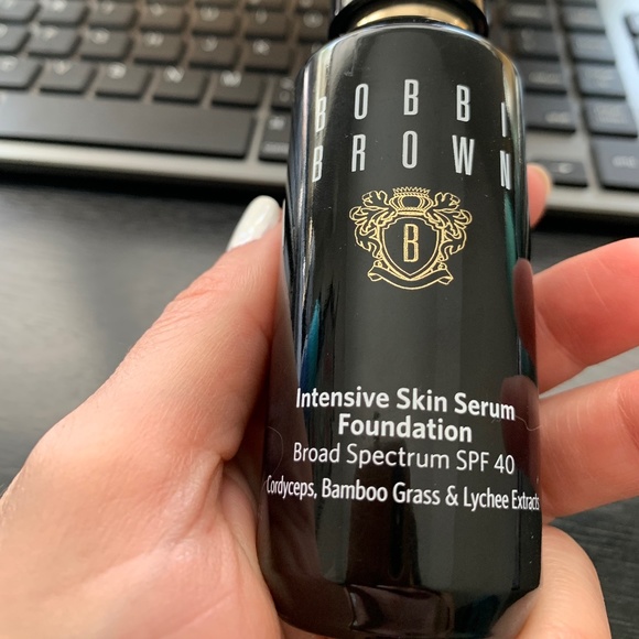 NEW Bobbi Brown Sensitive Skin Serum Found SPF 40 - Picture 3 of 4